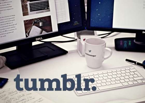 ブログ記事作成時の机のイメージにtumblrのロゴマーク